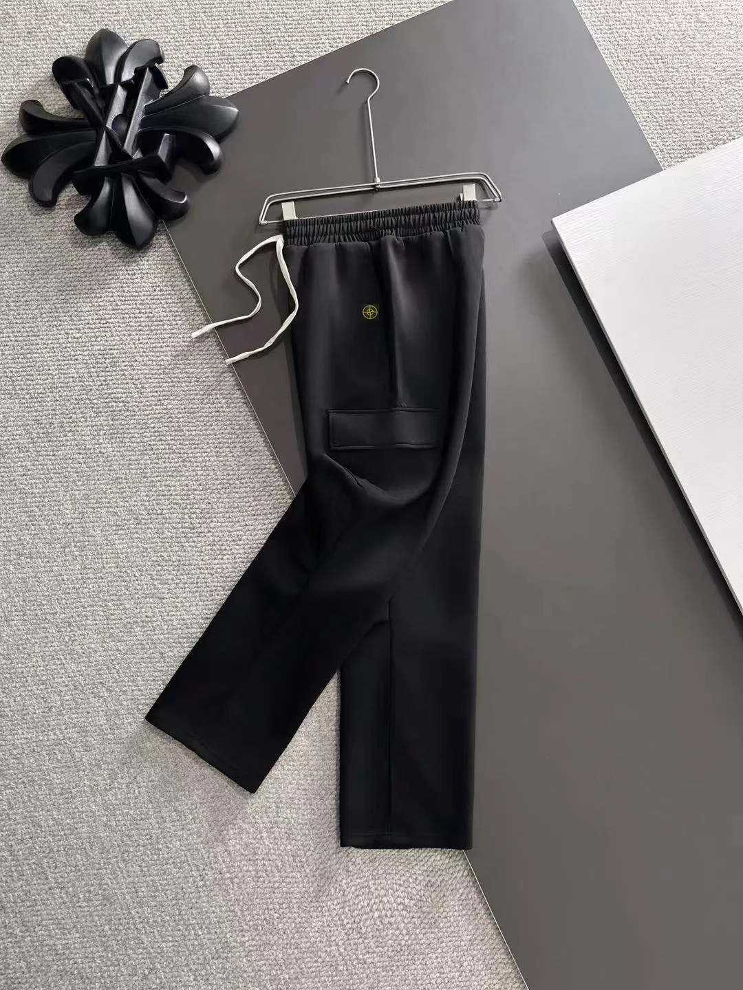 Next day shipment P360 Stone lsland/Stone Island Exclusively launches 25ss autumn and winter new high-quality trousers. Compare real-life details at will. Craftsmanship that ordinary small workshops cannot copy. Top-level ZP development. Unique imported fabric feel. Purely imported German machine production. Precision operation. Ten thousand needle density. A pair of trousers with rich details. You can see the development strength. A full set of new accessories are customized simultaneously. Simple yet elegant. Soft, delicate and comfortable. The upper body is versatile and fashionable. A perfect choice for autumn and winter, a must-have item. Sizes: M to 3XL (please state your height and weight when placing an order)